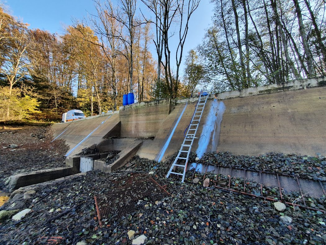 Hohlraumverfüllende Acrylatinjektion im französischen Belfort