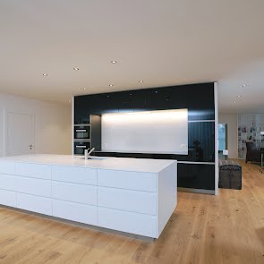 Glasküche mit Himacsinsel - KAWA Design AG :: Küchen Raum Bäder, Sursee, Willisau, Luzern, Zofingen