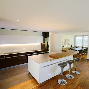 Küche mit Glasfronten - KAWA Design AG :: Küchen Raum Bäder, Sursee, Willisau, Luzern, Zofingen