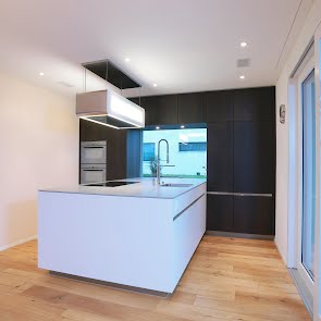 Küche mit Holz- und Lackfronten - KAWA Design AG :: Küchen Raum Bäder, Sursee, Willisau, Luzern, Zofingen