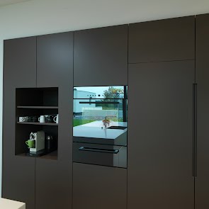 Lackküche mit Himacsinsel - KAWA Design AG :: Küchen Raum Bäder, Sursee, Willisau, Luzern, Zofingen