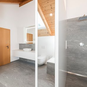 Schlichtes Weiss trifft auf Natur... - KAWA Design AG :: Küchen Raum Bäder, Sursee, Willisau, Luzern, Zofingen